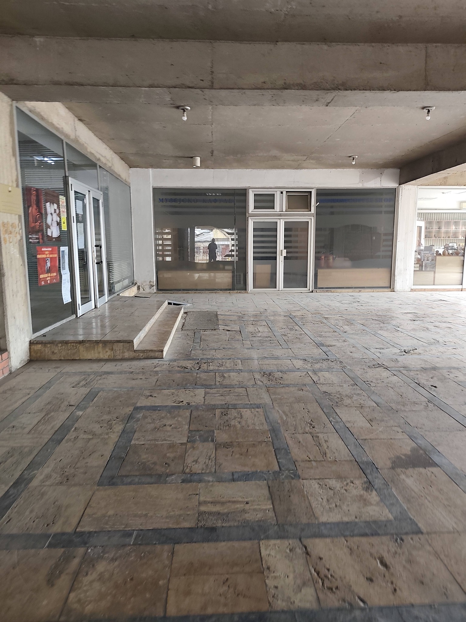 Расчистување на наталожениот смет и непотребниот инвентар