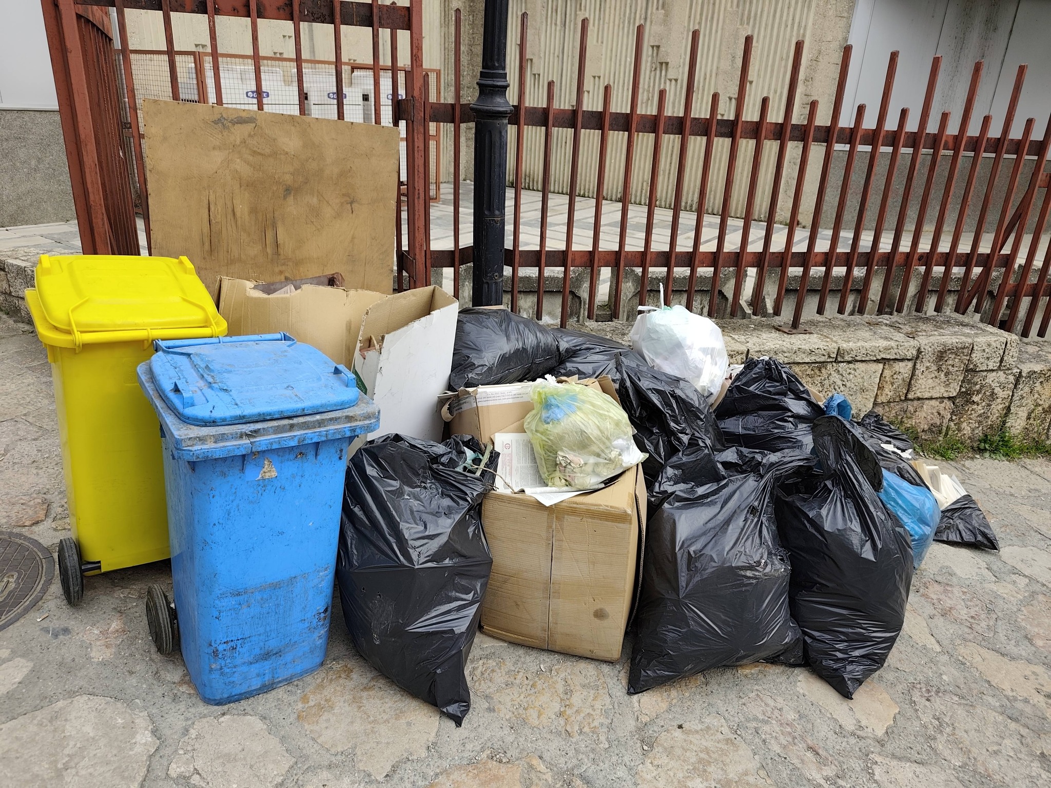 Расчистување на наталожениот смет и непотребниот инвентар