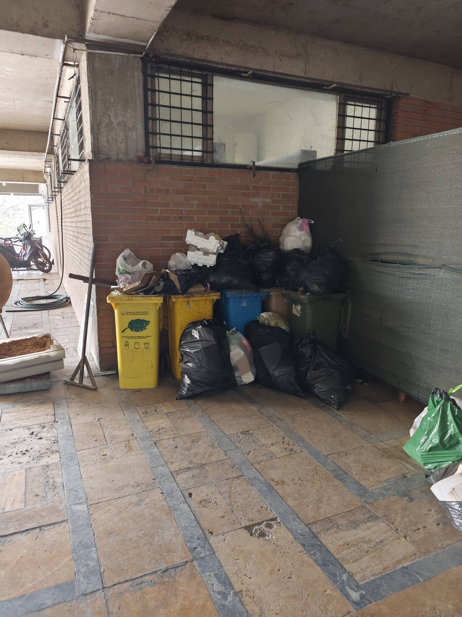 Расчистување на наталожениот смет и непотребниот инвентар