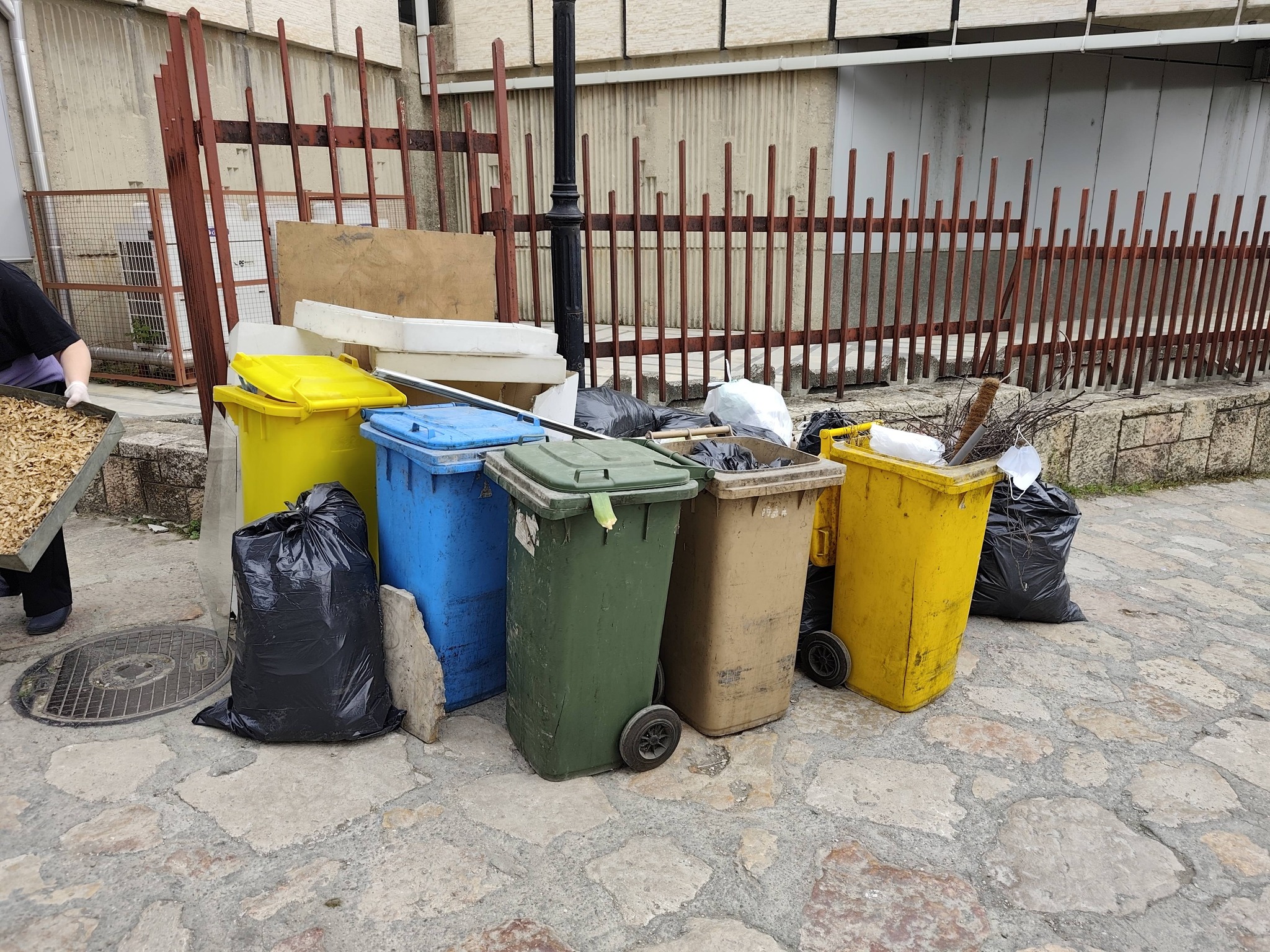 Расчистување на наталожениот смет и непотребниот инвентар