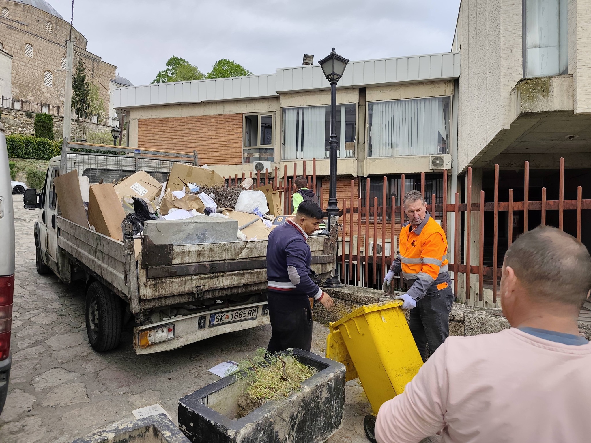 Расчистување на наталожениот смет и непотребниот инвентар