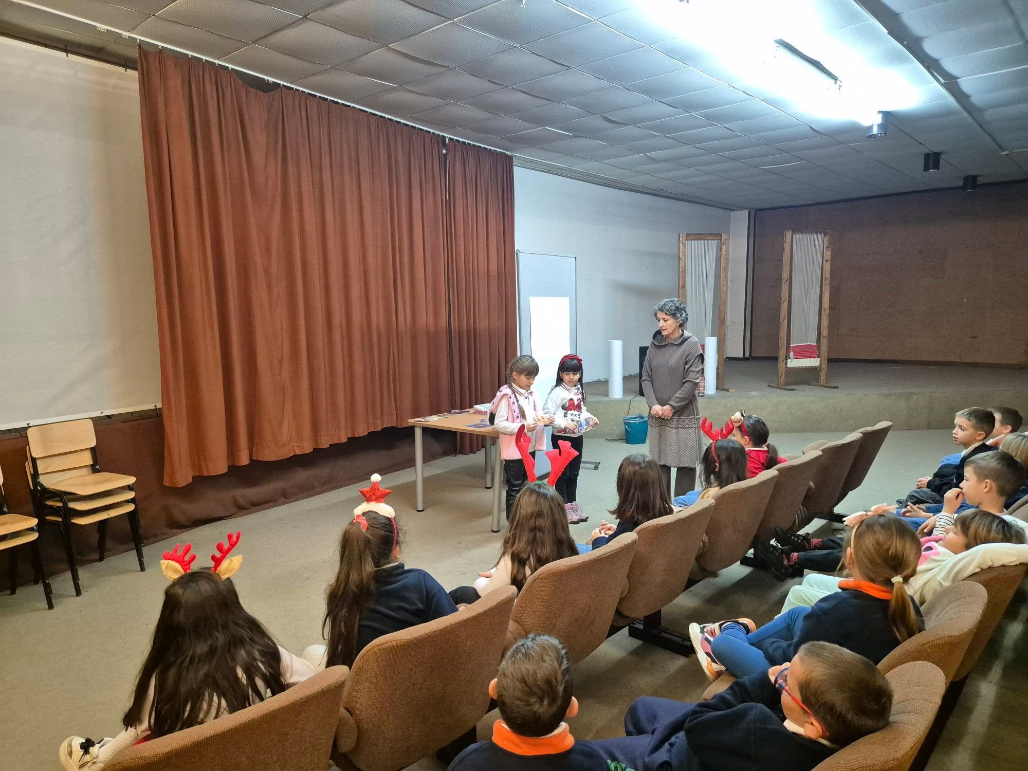 Проектот Коледе - Бадник со ученици од  ООУ 