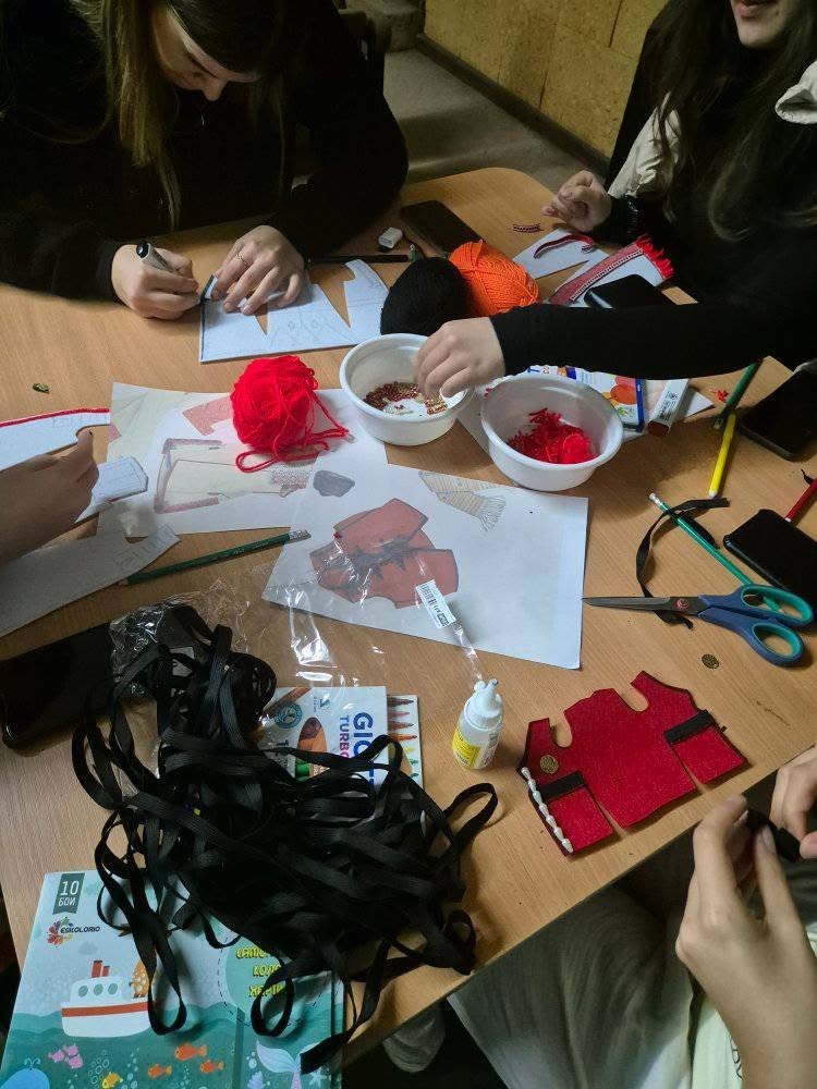 Едукативни работилници од проектот „Дознај ја тајната на нашите носии“.